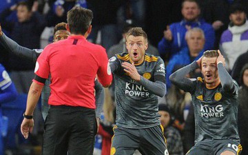 Cầu thủ Leicester bàng hoàng vì bị trừng phạt sau khi cởi áo tri ân ông Vichai