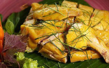 Tuyển Việt Nam được "đãi" thịt gà và nhiều món truyền thống trong bữa đầu tiên tại Lào