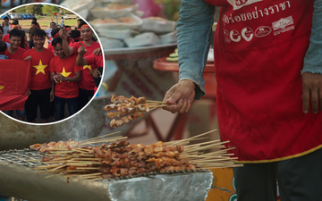 CĐV Việt Nam được "chiêu đãi" thịt xiên nướng, miến trộn trước thềm AFF Cup 2018