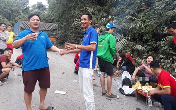 CĐV Việt Nam sang Lào cổ vũ bằng đường bộ: Cả thôn lên đường, hỏng xe và những bếp ăn dã chiến