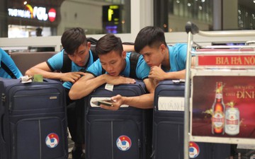 Biết tin tiền đạo Thái Lan ghi 6 bàn, Văn Lâm, Ngọc Hải vừa xuống sân bay mở ngay điện thoại xem giò