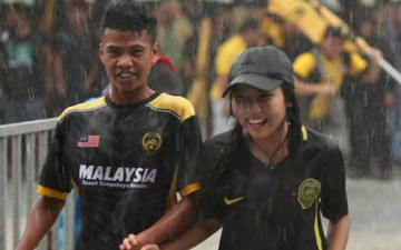 Các cặp đôi nắm tay, đội mưa tới sân Bukit Jalil tiếp lửa cho trận chung kết AFF Cup