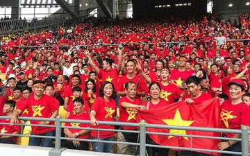 Vượt gió mưa, hàng nghìn cổ động viên có mặt tại sân Bukit Jalil tiếp lửa cho đội tuyển Việt Nam