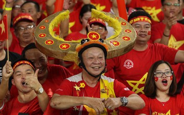 Trâu chọi, hổ chiến và những trang phục độc đáo nhất trận chung kết lượt đi Malaysia vs Việt Nam
