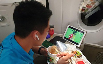 Trọng "Ỉn" vừa ăn mỳ tôm vừa nghiên cứu lại trận hoà Malaysia trên máy bay