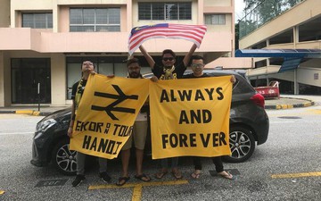 CĐV Malaysia lái xe trọn 1 ngày để đến Việt Nam cổ vũ đội nhà