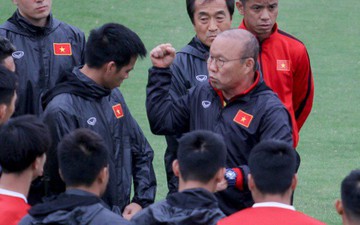 Mạnh "gắt" bị nhắc nhở trước toàn đội vì pha đánh nguội đội trưởng Malaysia