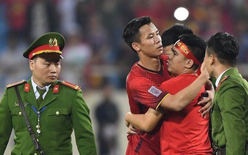 Đội trưởng tuyển Việt Nam hành động đẹp với fan quá khích khiến cả sân vỗ tay tán thưởng