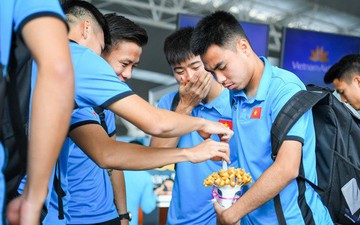 Tuyển thủ Việt Nam tranh nhau ăn bánh gấu của "Hoàng tử Ả-rập" trước giờ bay sang Philippines dự bán kết AFF Cup 2018