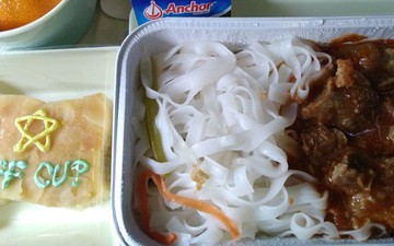 Món ăn khiến đội tuyển Việt Nam bất ngờ trên máy bay từ Philippines về Hà Nội