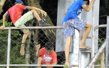 Bất chấp nguy hiểm, fan nhí Philippines nhảy rào vào xem đội tuyển tập trước trận gặp Việt Nam