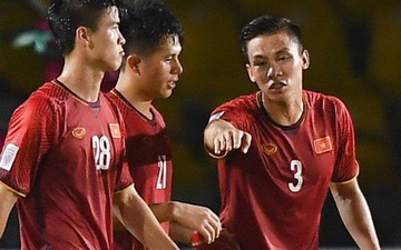 Bị thầy trách mắng, bộ ba trung vệ tuyển Việt Nam nán lại tranh luận sau trận thắng Philippines