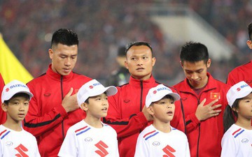 Giây phút chào cờ xúc động của đội tuyển Việt Nam, Đình Trọng, Hồng Duy cùng cầu Nguyện trước khi xung trận