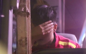 Lục Xuân Hưng bật khóc trên xe bus chở ĐT Việt Nam