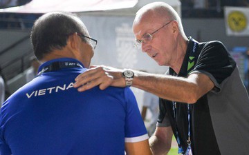 HLV Philippines vỗ vai thán phục đồng nghiệp Park Hang-seo sau trận thua Việt Nam
