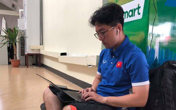 Không ngủ quên sau trận thắng Philippines, trợ lý Hàn Quốc điển trai của tuyển Việt Nam ngồi bệt ngay tại sân bay phân tích đối thủ
