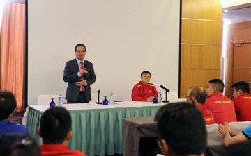 Đại sứ Việt Nam tại Qatar tới thăm và động viên thầy trò HLV Park Hang-seo trước thềm Asian Cup 2019