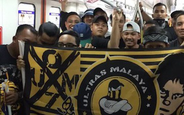 Cổ động viên Malaysia đi xe bus trong 24 tiếng để cổ vũ đội nhà tại bán kết AFF Cup 2018