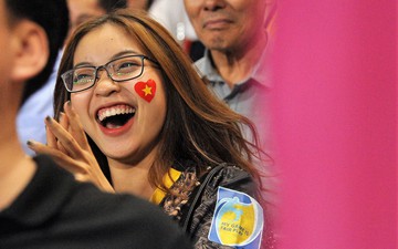 Bạn gái Quang Hải hò reo khi người yêu ghi bàn mở tỷ số giúp tuyển Việt Nam hạ gục Philippines