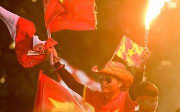 Cổ động viên đốt pháo sáng đỏ rợp trời trước giờ xung trận của đội tuyển Việt Nam