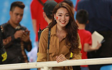 Tuyển Việt Nam thắng trận, hot girl Ngọc Nữ vẫy tay chào "bạn trai tin đồn" Văn Đức từ khán đài
