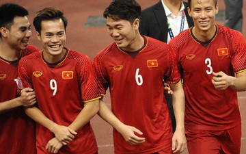 Xuân Trường, Văn Toàn check-in cực nhắng cùng "hội anh em cây khế" sau trận thắng Philippines