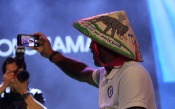 Huyền thoại Didier Drogba khiến fan thích thú với kiểu selfie cùng nón lá Việt Nam