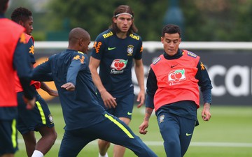Coutinho bị các đồng đội Brazil 'bán hành' trên sân tập