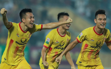 Cầu thủ Nam Định vỡ òa cảm xúc khi thắng trận đầu tiên ở Thiên Trường 