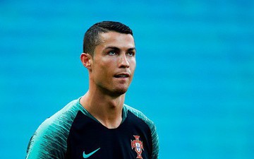 Trước đại chiến, HLV Tây Ban Nha "nặng đầu" suy tư, Ronaldo tự tin phô diễn kỹ thuật