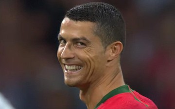 Ronaldo cười gian xảo sau khi kiếm được quả phạt đền