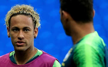 Tiêu điểm sao: Neymar trình làng kiểu tóc mỳ tôm, niềm hy vọng số một của Ai Cập không thể tự mặc áo