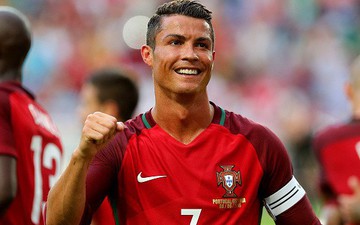 Chưa đá, HLV Morocco đã "chào thua" Ronaldo?