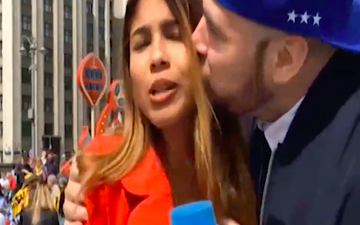 Nữ phóng viên bị fan cưỡng hôn và sàm sỡ vòng 1 khi đang dẫn trực tiếp tại hiện trường