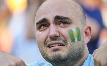 CĐV Argentina rơi nước mắt cầu xin Nigeria thắng vì Messi