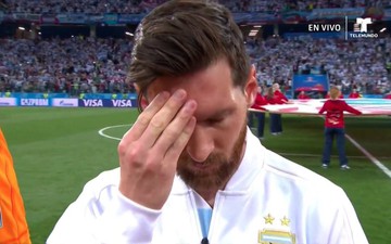 Xoa trán mệt mỏi ngay đầu trận, Messi báo trước số phận của Argentina