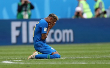 Neymar quỳ gối, ôm mặt khóc nức nở sau khi ghi bàn thắng phút 90+7