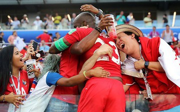 Fan Panama ăn mừng bàn thắng vào lưới ĐT Anh như thể vô địch World Cup