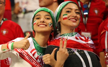 Cầm chân nhau trên sân cỏ nhưng nhan sắc Iran “hủy diệt” Bồ Đào Nha trên khán đài
