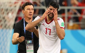 Cầu thủ Iran gục khóc nức nở vì bỏ lỡ cơ hội vàng loại Bồ Đào Nha