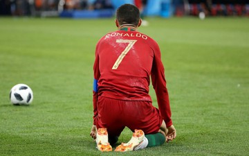 Ngày tồi tệ của Ronaldo: đá hỏng penalty, suýt bị thẻ đỏ vì đánh cầu thủ đội bạn