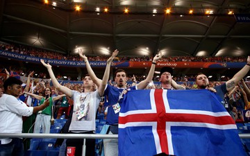 CĐV vỗ tay kiểu Viking động viên các cầu thủ Iceland