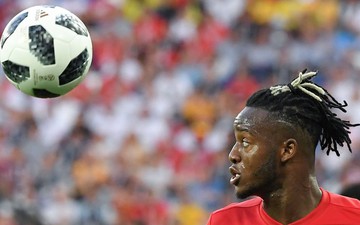 Ăn mừng bàn thắng của đồng đội, Batshuayi tự sút bóng vào mặt mình