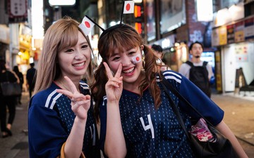 Tokyo trắng đêm mừng Nhật Bản vào vòng 1/8 World Cup