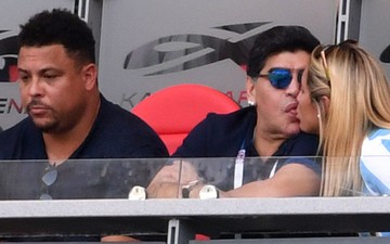 Rô béo ngồi trầm ngâm khi Maradona khóa môi bạn gái kém 30 tuổi