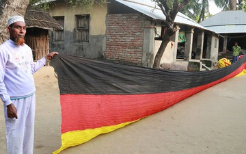 Người nông dân Bangladesh bán đất lấy tiền làm lá cờ Đức dài nhất thế giới
