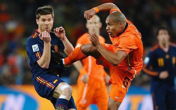 De Jong muốn… uống bia cùng Alonso sau cú kung-fu tại World Cup 2010