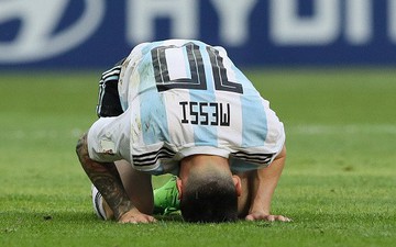 Đồng đội xin Leo Messi đừng giã từ đội tuyển quốc gia