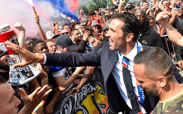 Buffon đốt pháo sáng, dẫn dắt fan "quẩy" tưng bừng trong ngày ra mắt PSG