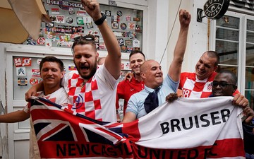 CĐV Nga hát cổ vũ Anh trước trận bán kết World Cup